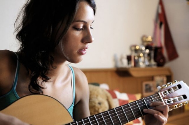 ¿Es eecomendable aprender a tocar la guitarra con una guitarra española?